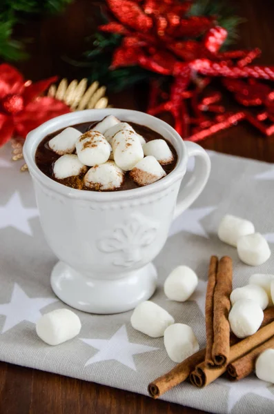 Kupa sıcak çikolata ve şekerleme. Noel kavramı.