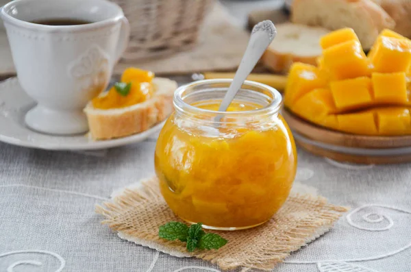 Mango reçel kavanoz içinde