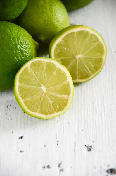 Beyaz bir arka plan üzerinde taze limes