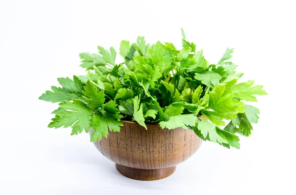 Beyaz arkaplanda taze maydanoz