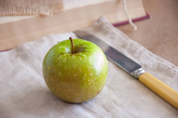 Πράσινο μήλο σε ξύλινο φόντο. — Φωτογραφία Αρχείου