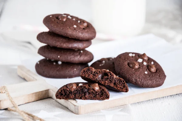 Çikolata parçacıklı kurabiye.