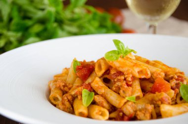 et ve fesleğen bir tabak makarna