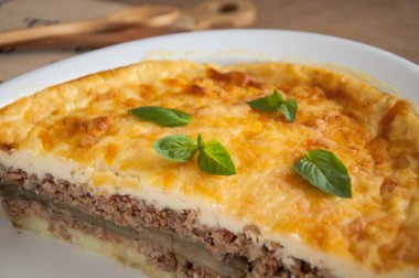 Musakka. Geleneksel Yunan patlıcan güveç