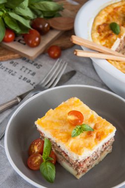 Musakka. Geleneksel Yunan patlıcan güveç