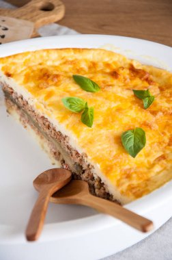 Musakka. Geleneksel Yunan patlıcan güveç