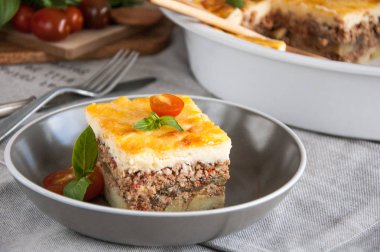 Musakka. Geleneksel Yunan patlıcan güveç