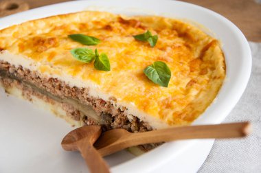 Musakka. Geleneksel Yunan patlıcan güveç