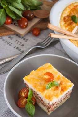 Musakka. Geleneksel Yunan patlıcan güveç