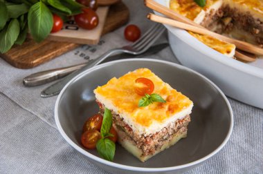 Musakka. Geleneksel Yunan patlıcan güveç