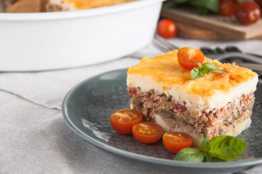 Musakka. Geleneksel Yunan patlıcan güveç