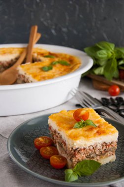 Musakka. Geleneksel Yunan patlıcan güveç