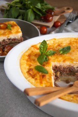 Musakka. Geleneksel Yunan patlıcan güveç