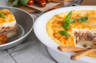 Musakka. Geleneksel Yunan patlıcan güveç