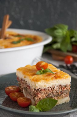 Musakka. Geleneksel Yunan patlıcan güveç