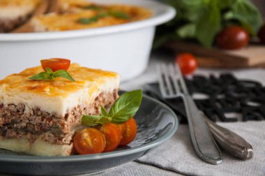 Musakka. Geleneksel Yunan patlıcan güveç