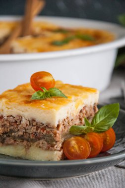 Musakka. Geleneksel Yunan patlıcan güveç