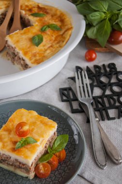 Musakka. Geleneksel Yunan patlıcan güveç