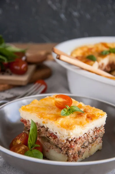 Musakka. Geleneksel Yunan patlıcan güveç