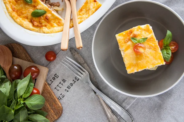 Musakka. Geleneksel Yunan patlıcan güveç