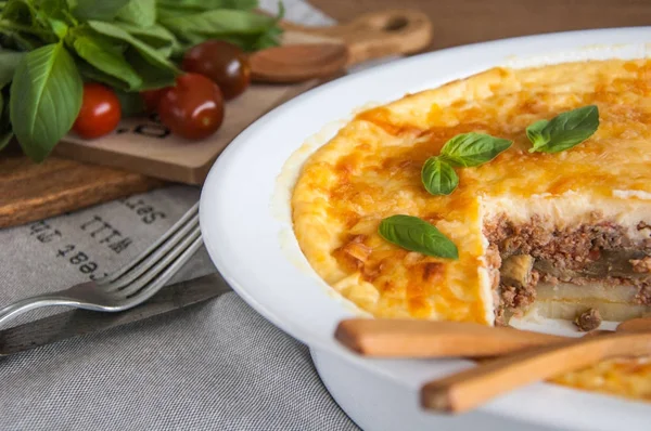 Musakka. Geleneksel Yunan patlıcan güveç