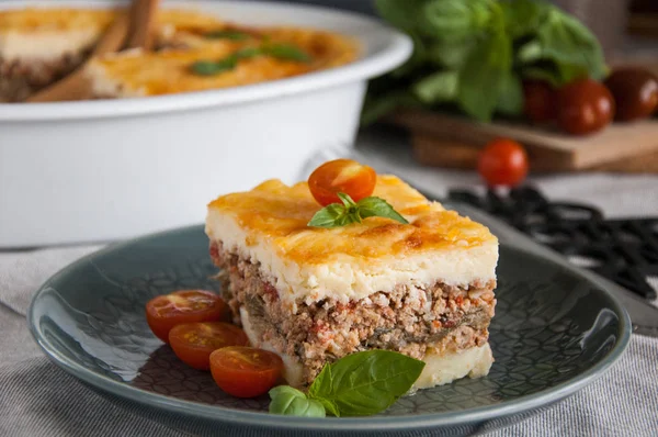 Musakka. Geleneksel Yunan patlıcan güveç