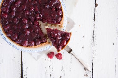 Kiraz ile ev yapımı cheesecake
