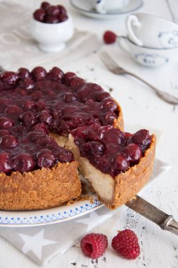 Kiraz ile ev yapımı cheesecake