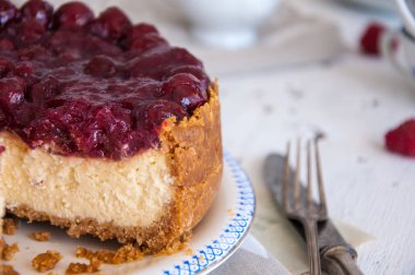 Kiraz ile ev yapımı cheesecake