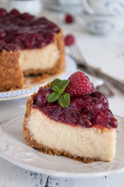 Kiraz ile ev yapımı cheesecake