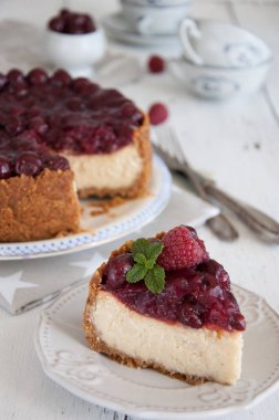 Kiraz ile ev yapımı cheesecake