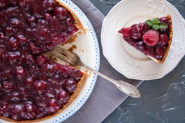 Kiraz ile ev yapımı cheesecake