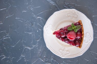 Kiraz ile ev yapımı cheesecake