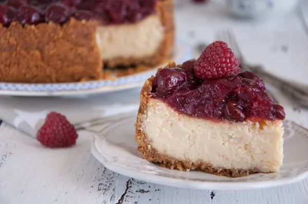 Hausgemachter Käsekuchen mit Kirschen — Stockfoto