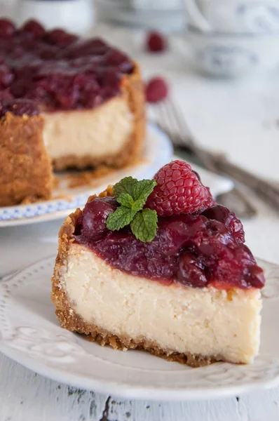 Kiraz ile ev yapımı cheesecake