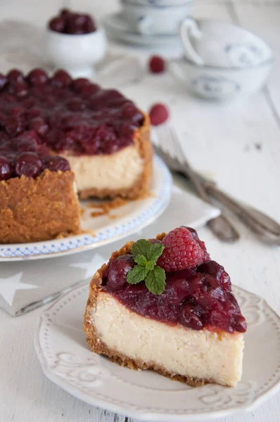 Hausgemachter Käsekuchen mit Kirschen — Stockfoto