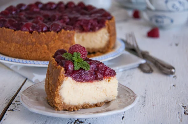 Kiraz ile ev yapımı cheesecake