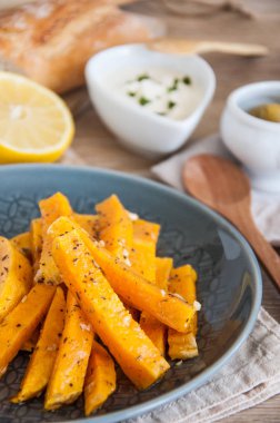 Aperatif. Bir tabakta krema sosu ile baharat içinde pişmiş kabak parçaları.