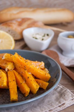 Aperatif. Bir tabakta krema sosu ile baharat içinde pişmiş kabak parçaları.