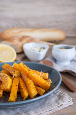 Aperatif. Bir tabakta krema sosu ile baharat içinde pişmiş kabak parçaları.