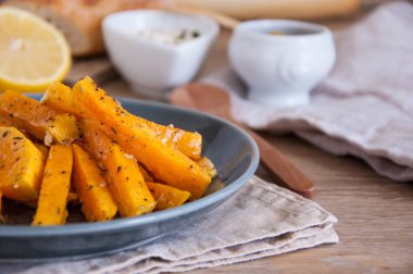 Aperatif. Bir tabakta krema sosu ile baharat içinde pişmiş kabak parçaları.