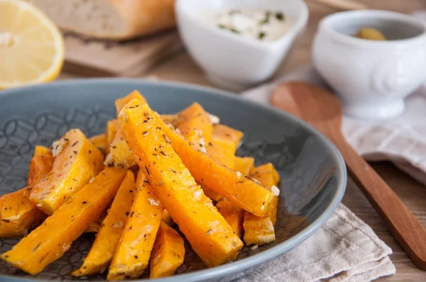 Aperatif. Bir tabakta krema sosu ile baharat içinde pişmiş kabak parçaları.