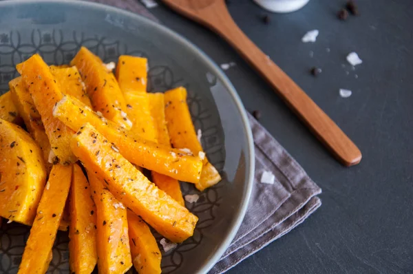 Aperatif. Bir tabakta krema sosu ile baharat içinde pişmiş kabak parçaları.