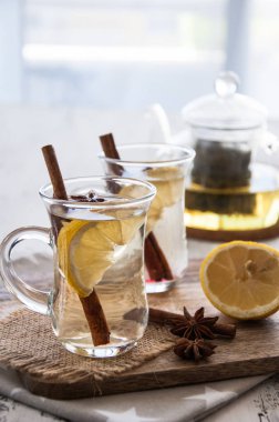 Sıcak baharat - tarçın ve anasonu hafif ahşap zemin ile Noel çay 