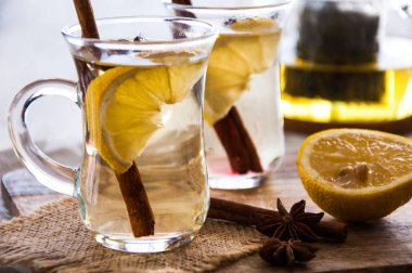 Sıcak baharat - tarçın ve anasonu hafif ahşap zemin ile Noel çay 