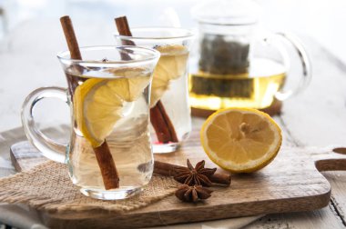 Sıcak baharat - tarçın ve anasonu hafif ahşap zemin ile Noel çay 