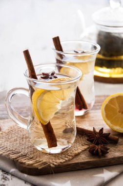 Sıcak baharat - tarçın ve anasonu hafif ahşap zemin ile Noel çay 