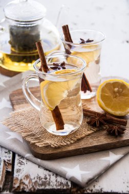 Sıcak baharat - tarçın ve anasonu hafif ahşap zemin ile Noel çay 