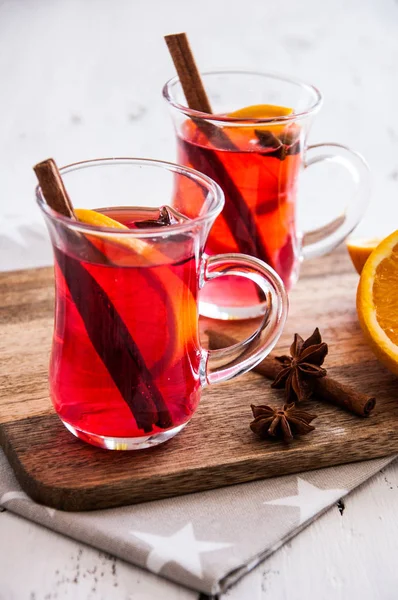 Sıcak baharat - tarçın ve anasonu hafif ahşap zemin ile Noel çay 