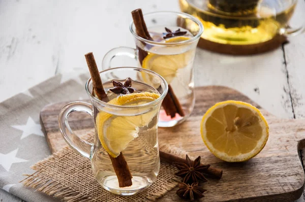 Sıcak baharat - tarçın ve anasonu hafif ahşap zemin ile Noel çay 